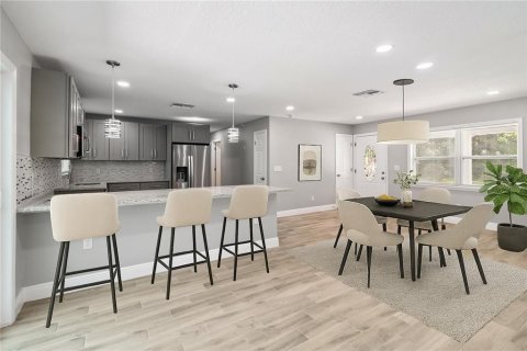 House in Orlando, Florida 5 bedrooms, 195.09 sq.m. № 1837900 - photo 2