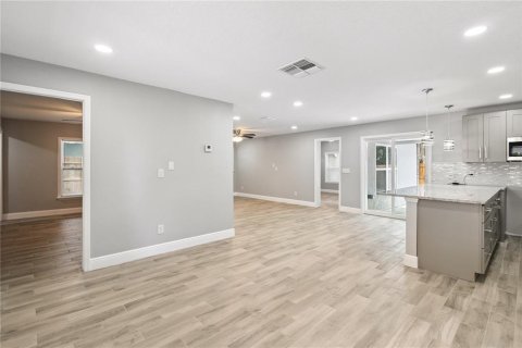 House in Orlando, Florida 5 bedrooms, 195.09 sq.m. № 1837900 - photo 6