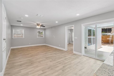 House in Orlando, Florida 5 bedrooms, 195.09 sq.m. № 1837900 - photo 8
