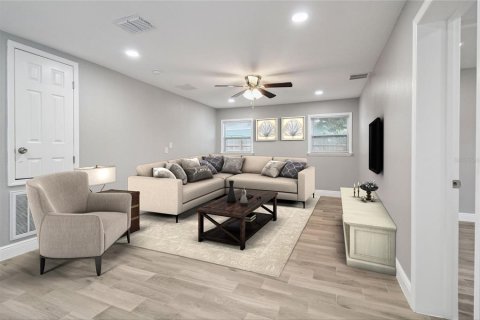 House in Orlando, Florida 5 bedrooms, 195.09 sq.m. № 1837900 - photo 5