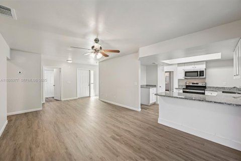 Casa en venta en Port St. Lucie, Florida, 3 dormitorios, 150.04 m2 № 1983792 - foto 11