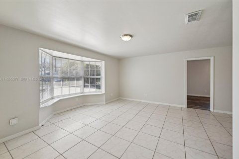 Casa en venta en Port St. Lucie, Florida, 3 dormitorios, 150.04 m2 № 1983792 - foto 6