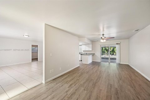 Casa en venta en Port St. Lucie, Florida, 3 dormitorios, 150.04 m2 № 1983792 - foto 9