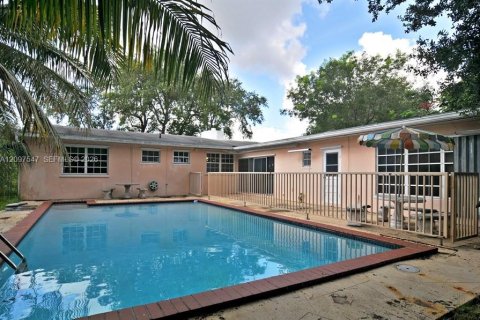 House in South Miami, Florida 4 bedrooms, 242.85 sq.m. № 2401274 - photo 2