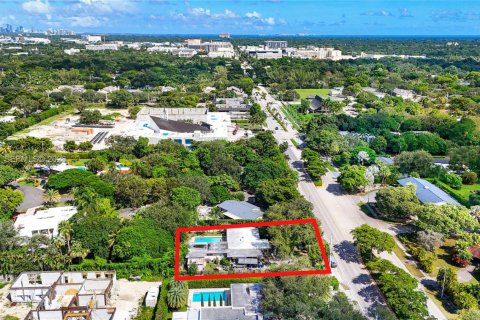 House in South Miami, Florida 4 bedrooms, 242.85 sq.m. № 2401274 - photo 16
