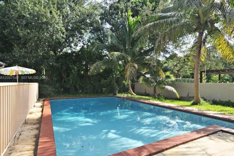 House in South Miami, Florida 4 bedrooms, 242.85 sq.m. № 2401274 - photo 3