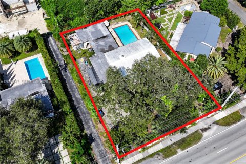 House in South Miami, Florida 4 bedrooms, 242.85 sq.m. № 2401274 - photo 9