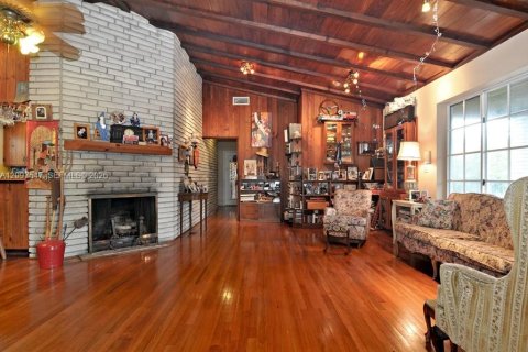 House in South Miami, Florida 4 bedrooms, 242.85 sq.m. № 2401274 - photo 6