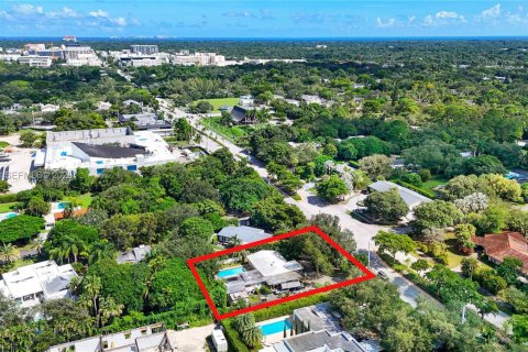 House in South Miami, Florida 4 bedrooms, 242.85 sq.m. № 2401274 - photo 14