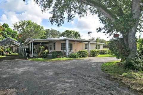 House in South Miami, Florida 4 bedrooms, 242.85 sq.m. № 2401274