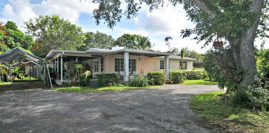 House in South Miami, Florida 4 bedrooms, 242.85 sq.m. № 2401274