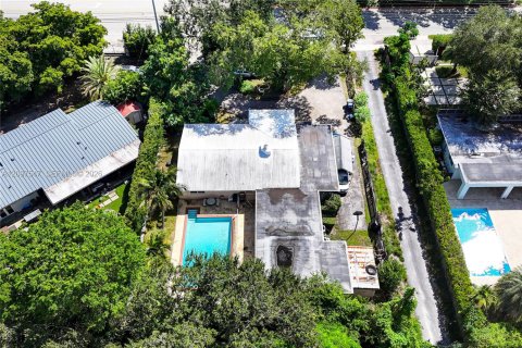 House in South Miami, Florida 4 bedrooms, 242.85 sq.m. № 2401274 - photo 10