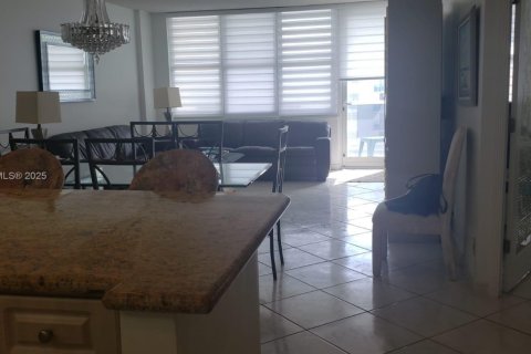 Condominio en alquiler en Hollywood, Florida, 2 dormitorios, 115.94 m2 № 1934213 - foto 2
