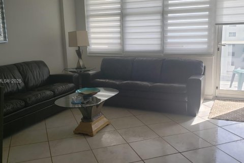 Condominio en alquiler en Hollywood, Florida, 2 dormitorios, 115.94 m2 № 1934213 - foto 19