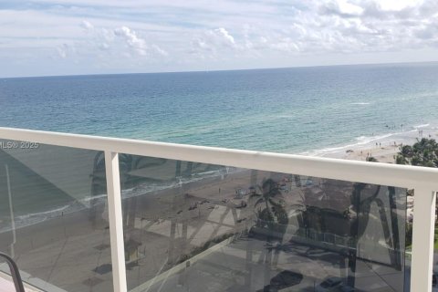 Condominio en Hollywood, Florida, 2 dormitorios  № 1934213