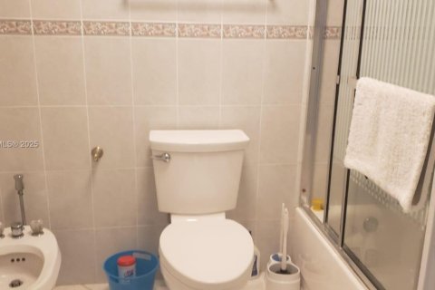 Condominio en alquiler en Hollywood, Florida, 2 dormitorios, 115.94 m2 № 1934213 - foto 13