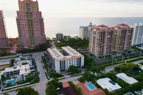 House in Fort Lauderdale, Florida 1 bedroom, 69.68 sq.m. № 2060673 - photo 24