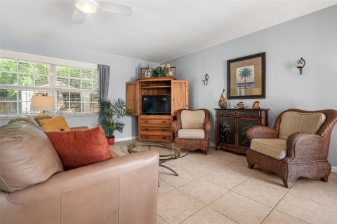 House in Fort Lauderdale, Florida 1 bedroom, 69.68 sq.m. № 2060673 - photo 11