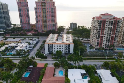 House in Fort Lauderdale, Florida 1 bedroom, 69.68 sq.m. № 2060673 - photo 22