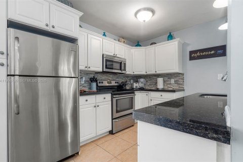 House in Fort Lauderdale, Florida 1 bedroom, 69.68 sq.m. № 2060673 - photo 4