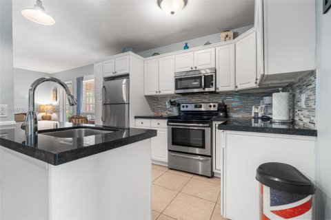 House in Fort Lauderdale, Florida 1 bedroom, 69.68 sq.m. № 2060673 - photo 3