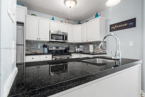 House in Fort Lauderdale, Florida 1 bedroom, 69.68 sq.m. № 2060673 - photo 2