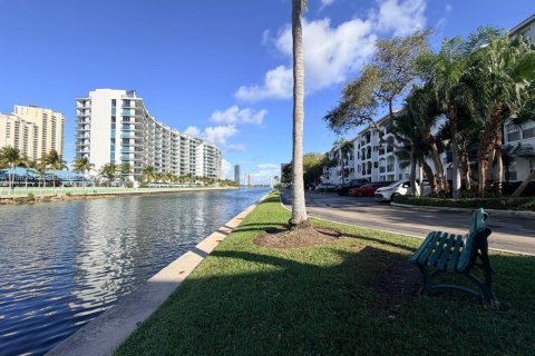 Condo in Aventura, Florida, 1 bedroom  № 2050799 - photo 1