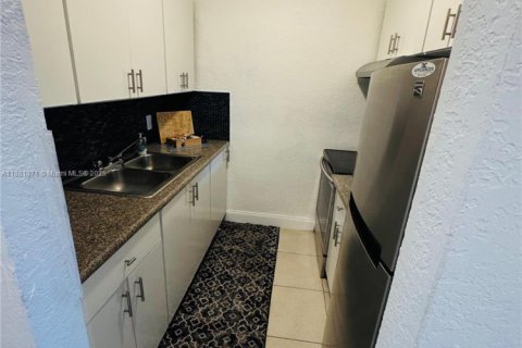 Apartamento en alquiler en Miami, Florida, 2 dormitorios, 83.61 m2 № 1977595 - foto 4