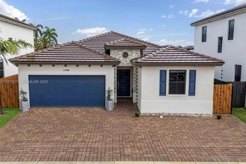 Дом в Майами, Флорида 4 комнаты, 176.89м2 № 2033428