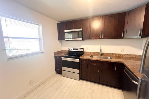 Condo in Margate, Florida, 1 bedroom  № 1952515 - photo 2