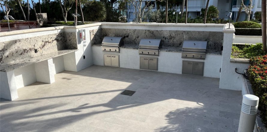 Condo in Lauderdale-by-the-Sea, Florida, 2 bedrooms № 968098