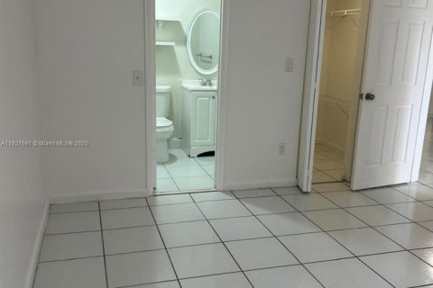 Condominio en alquiler en Hialeah, Florida, 2 dormitorios № 1806509 - foto 1