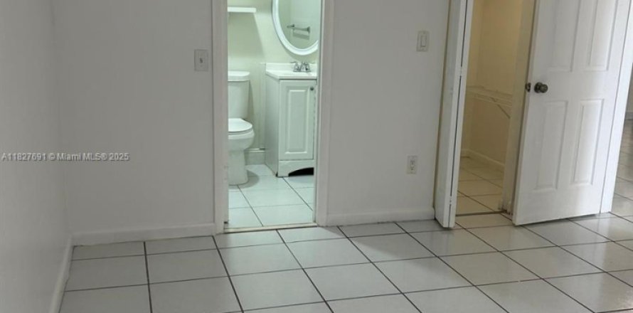 Condominio en Hialeah, Florida, 2 dormitorios  № 1806509