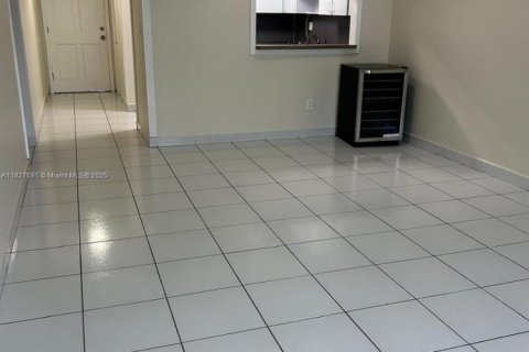 Condominio en alquiler en Hialeah, Florida, 2 dormitorios № 1806509 - foto 10
