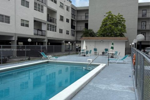 Condominio en alquiler en Hialeah, Florida, 2 dormitorios № 1806509 - foto 12