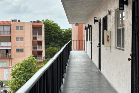 Condominio en alquiler en Hialeah, Florida, 2 dormitorios № 1806509 - foto 14
