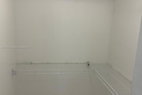 Condominio en alquiler en Hialeah, Florida, 2 dormitorios № 1806509 - foto 2