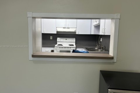 Condominio en alquiler en Hialeah, Florida, 2 dormitorios № 1806509 - foto 11