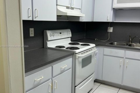 Condominio en alquiler en Hialeah, Florida, 2 dormitorios № 1806509 - foto 8