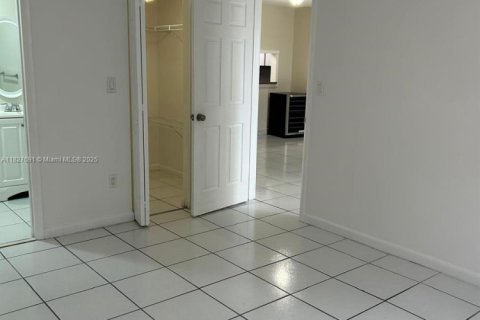 Condominio en alquiler en Hialeah, Florida, 2 dormitorios № 1806509 - foto 7