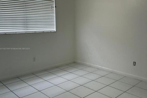 Condominio en alquiler en Hialeah, Florida, 2 dormitorios № 1806509 - foto 4
