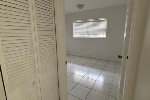 Condominio en alquiler en Hialeah, Florida, 2 dormitorios № 1806509 - foto 16