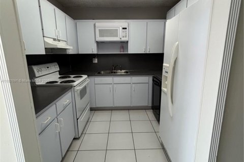 Condominio en alquiler en Hialeah, Florida, 2 dormitorios № 1806509 - foto 15