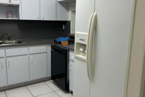 Condominio en alquiler en Hialeah, Florida, 2 dormitorios № 1806509 - foto 6