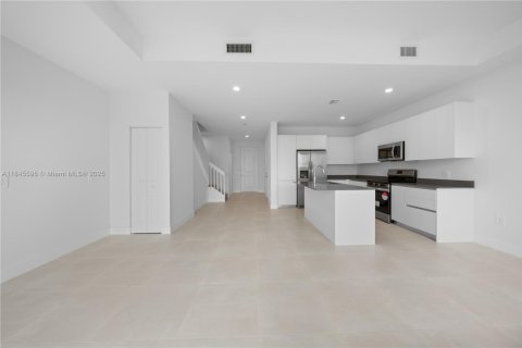 Townhouse in Florida City, Florida 3 bedrooms, 144.74 sq.m. № 1842900 - photo 12