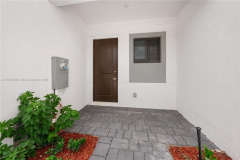 Townhouse in Florida City, Florida 3 bedrooms, 144.74 sq.m. № 1842900 - photo 3