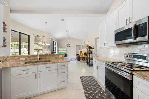 House in Palm Harbor, Florida 4 bedrooms, 204.2 sq.m. № 2396688 - photo 12