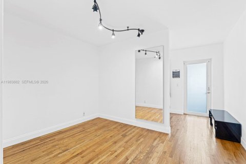 Condo in Miami Beach, Florida  № 2076608 - photo 7
