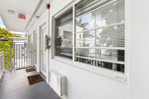 Condo in Miami Beach, Florida  № 2076608 - photo 14