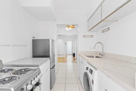 Condo in Miami Beach, Florida  № 2076608 - photo 23